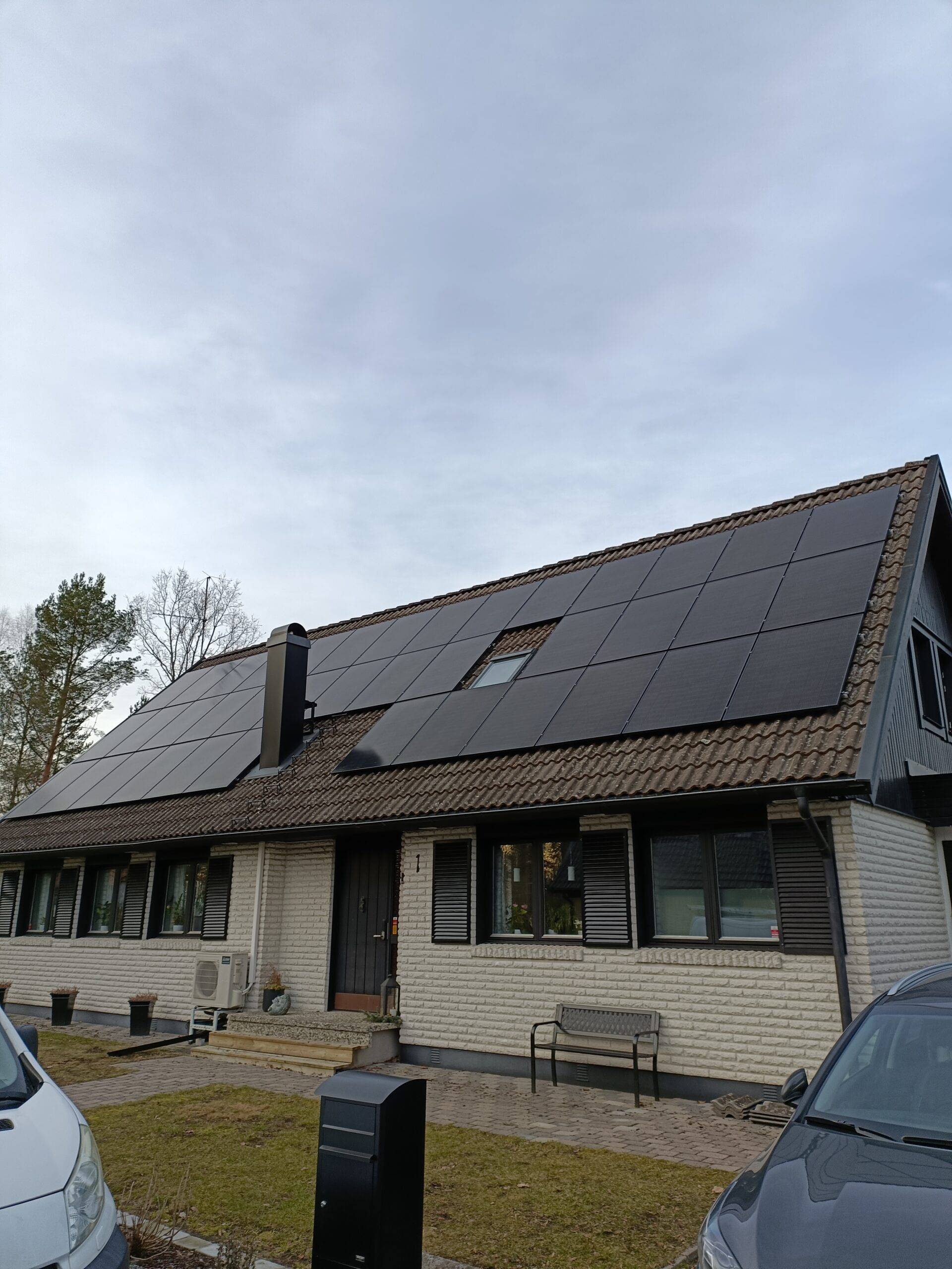 svarta solceller på tak